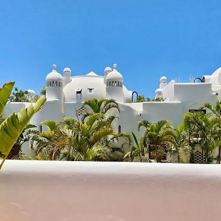 Deluxe - Oceanfront, Heated Pool Apartment