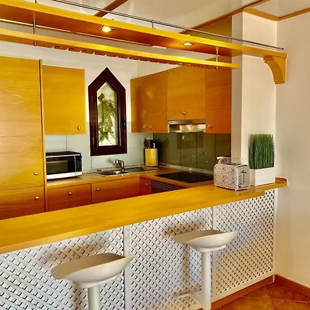 Deluxe - Oceanfront, Heated Pool Apartamento