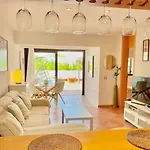 Deluxe - Oceanfront, Heated Pool 公寓 *